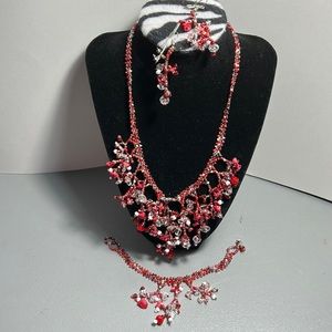 Collar, brazalete and earring